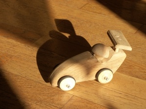 Petit bolide F1 en chêne