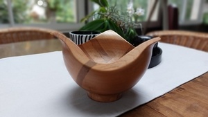 Un bol à trois oreilles à partir d'un cube