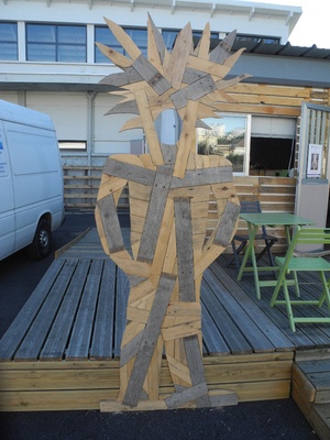 Mr. Bois va au café