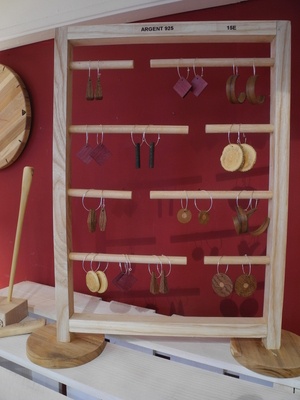 Une collection de boucles d'oreilles