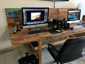 Une grande table transformée en bureau