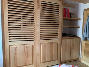 Placard en frêne, portes persiennes.