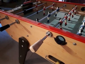 Une poignée de baby foot avec du bois de chauffage - La manière pas simple