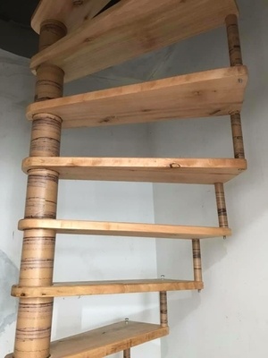 Escada caracol em eucalipto rosa