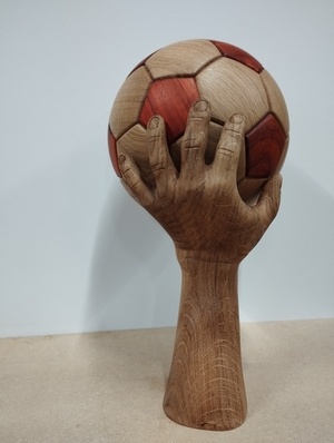 Main sculptée et ballon en bois