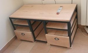 Meuble tv avec une structure métallique