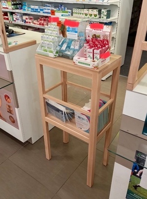 Trois petits présentoirs.