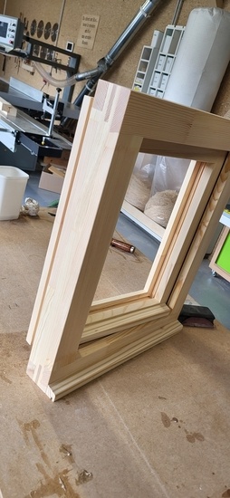 Petite fenêtre en pin .