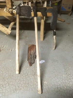 Les deux haches restaurées et une serpe devant mon banc à planer