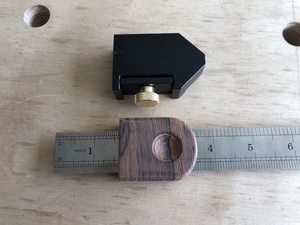 En haut une butée du commerce, à vis, en bas la mienne, à aimant