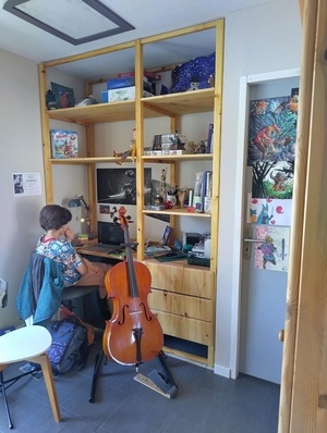 Placard transformé en bureau + étagères
