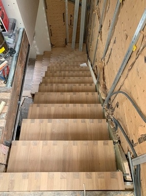 Escalier contemporain sans limon assemblé en queues droites