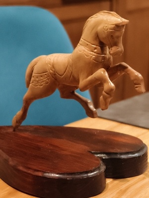 Cheval sculpté en olivier