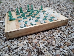 Echiquier nomade en orme et résine epoxy