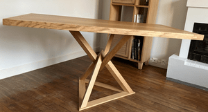 Table et piétement en arêtiers à sommets opposés