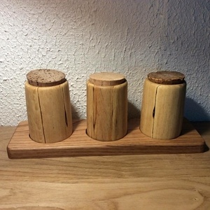 Trio de pots en charme sur socle.