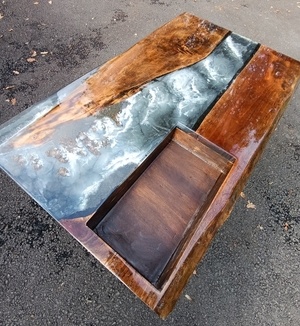 Table basse en orme & epoxy