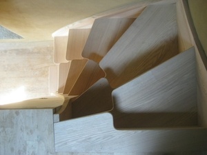 Escalier pour la rénovation d'une vieille ferme en pierre du pays - Pas décalés