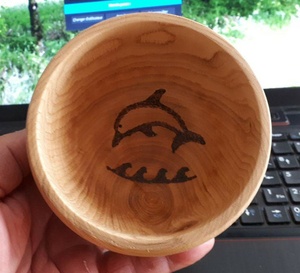 Petit bol en chêne par temps pluvieux