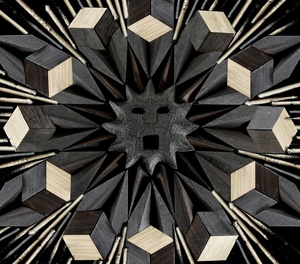 Sculpture et pedalboard en bois brûlé