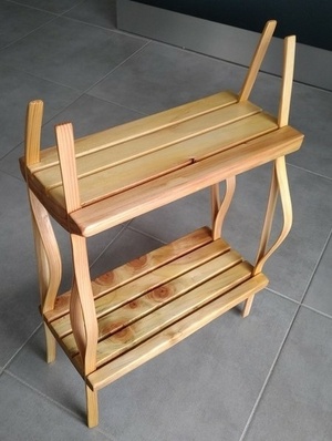 Une étagère pour flyers et cartes de visite