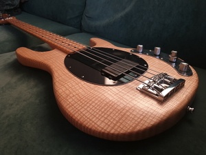 Corps d'une basse électrique