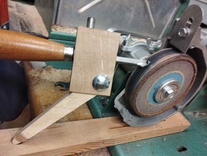 Support d'affûtage de gouges simplifié et re-formage d'une gouge