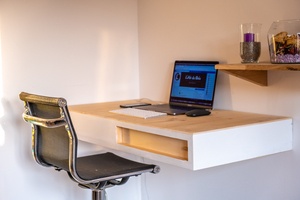 Petit bureau suspendu pour le télétravail