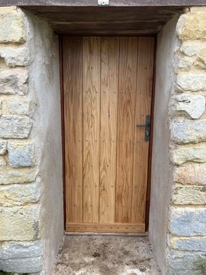 Porte d'entrée à parements de chêne