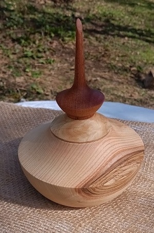 Boite à bijoux en Frêne avec fleuron en Sipo