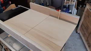 Un chariot (traineau) de coupe pour scie sous table