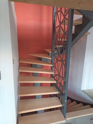Escalier à demi-tournant avec cloison centrale ajourée