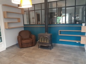 Une longue étagère zigzag sur trois murs