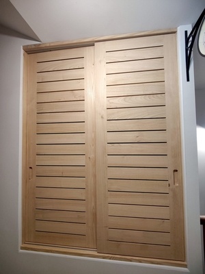 Portes de placard ajourées, en châtaigner