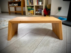 Tabouret en merisier avec continuité du fil