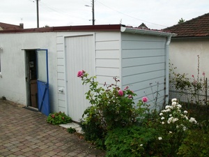 Mon garatelier avec son agrandissement pour abriter les aspirateurs et du bois