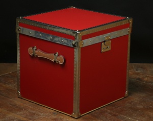 Malle cubique en tôle laquée rouge