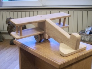 Petit avion en chêne