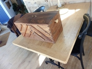 Boîte couturière à queue d'aronde