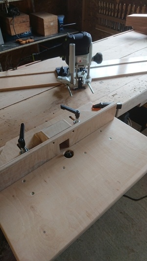 Défonceuse sous table du pauvre et rail de fortune pour défonceuse