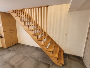 Escalier droit en chêne massif avec claustra et garde-corps