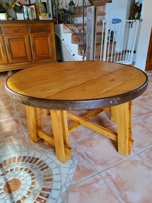 Table basse reutilisant une vieille roue de chariot et planches de coffrage