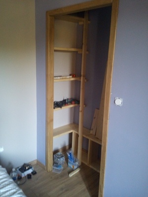 Étagère et encadrement de porte