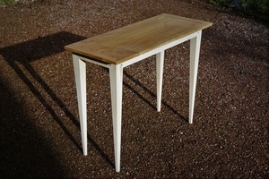 Console aux pieds gainés.