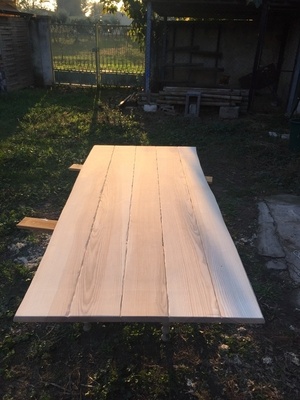 Plateau de table et sa finition faite par son propriétaire