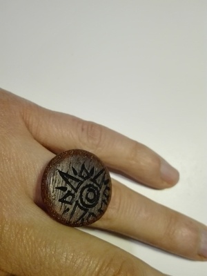 Une bague en bois
