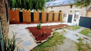 Une clôture mitoyenne en bois exotique