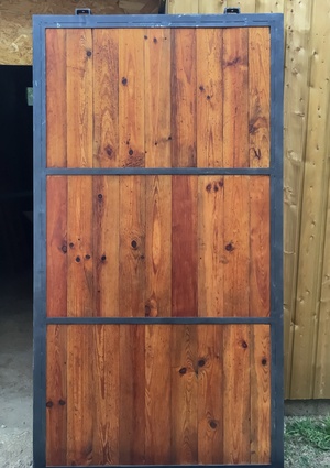 Porte d'atelier avant les dernières retouches de peinture