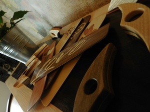 Marques pages bois et accessoires de lecture une main