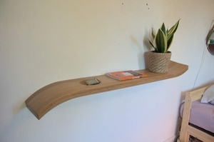 Une étagère cintrée